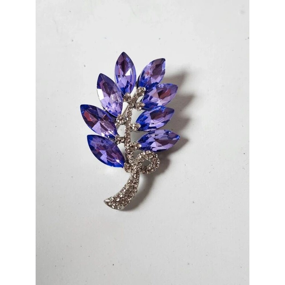 Silver tone leaf shaped brooch